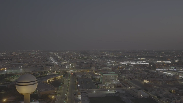 لقطة جوية لبرج مياه بريدة ومركز الملك خالد الحضاري ومبنى أمانة المنطقة في القصيم ليلاً.