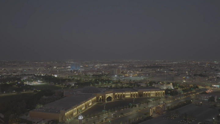 لقطة جوية لمركز الملك خالد الحضاري في القصيم ليلاً مع ظهور برج المياه وأمانة المنطقة، لقطة ليلية.