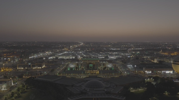 مبنى أمانة منطقة القصيم في بريدة عند الغروب، لقطة جوية.