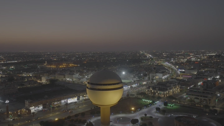 برج مياه بريدة في الليل، لقطة جوية.