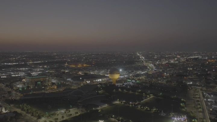 لقطة جوية تظهر مدينة بريدة وبرج مياه بريدة في القصيم، تصوير درون ليلي.