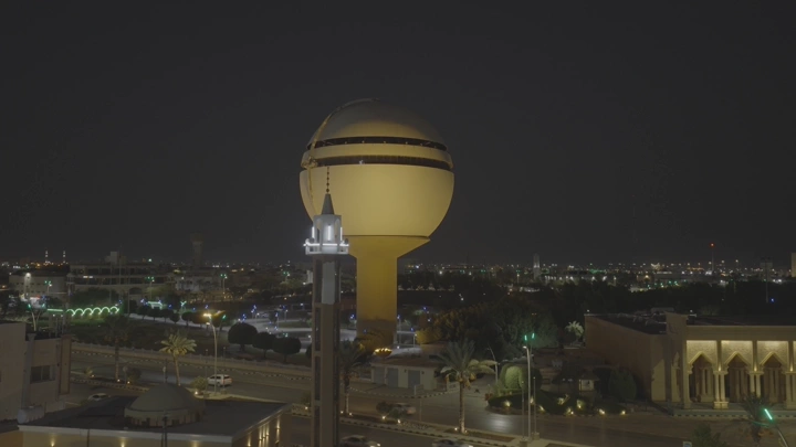 برج مياه بريدة في القصيم، لقطة ليلية.