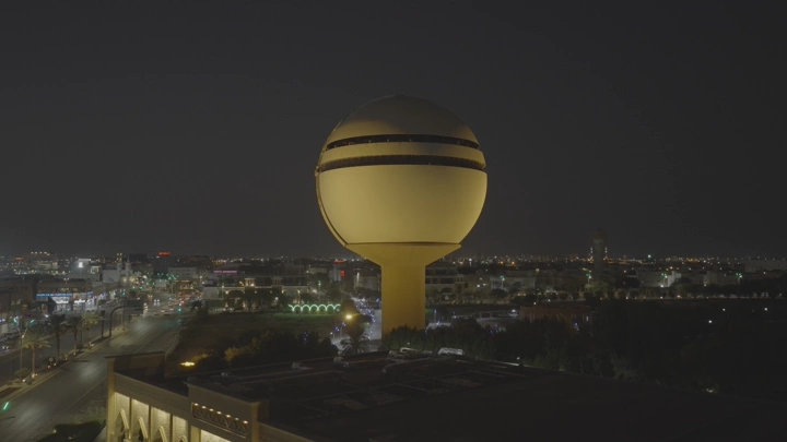 برج مياه بريدة في الليل، لقطة جوية.