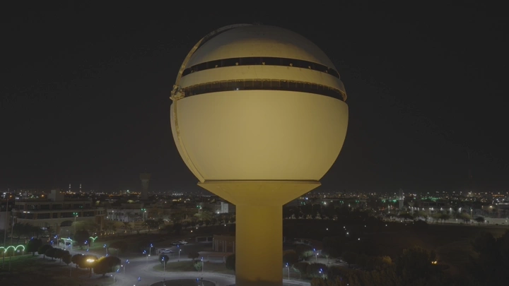 برج مياه بريدة في القصيم، لقطة ليلية.