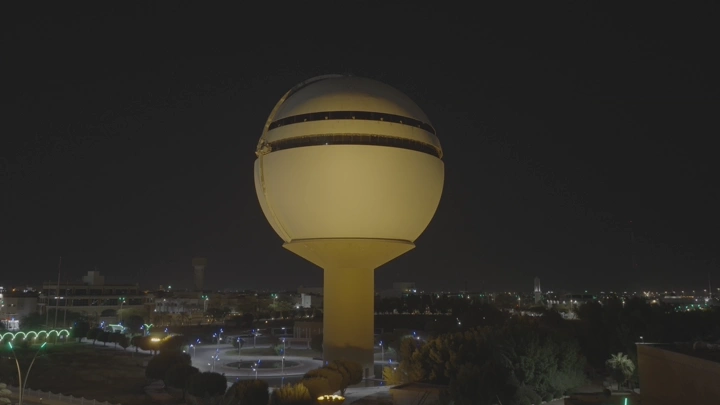 برج مياه بريدة في الليل، لقطة ليلية.