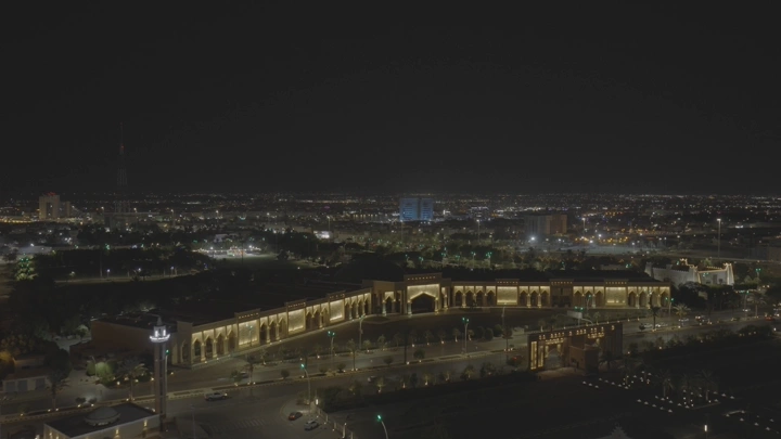 لقطة جوية لمركز الملك خالد الحضاري في بريدة ليلاً، تصوير جوي.