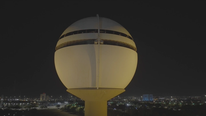 برج مياه بريدة في الليل، لقطة جوية.