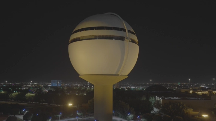 برج مياه بريدة في القصيم، لقطة جوية ليلية.