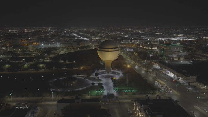 برج مياه بريدة في الليل، لقطة جوية تظهر مدينة بريدة.