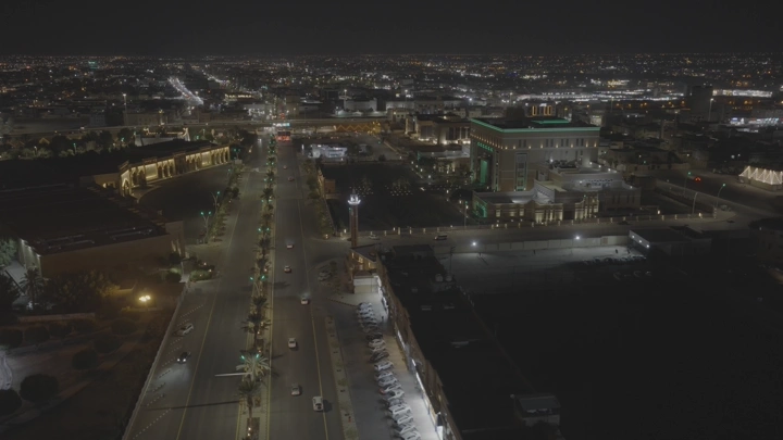 مبنى أمانة منطقة القصيم ليلاً، لقطة جوية.