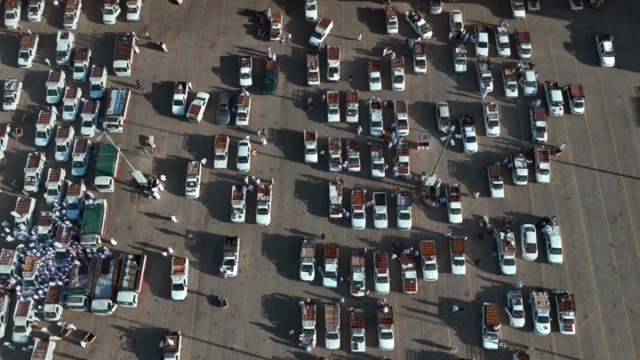 سوق التمور في بريدة بالقصيم، لقطة جوية توضح السيارات والبضائع.