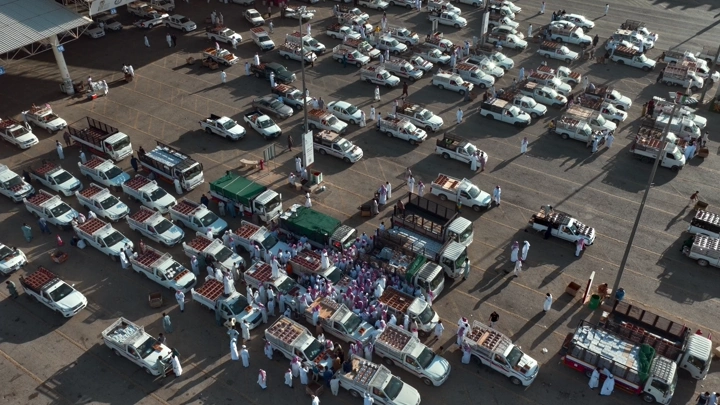 سوق تمور مزدحم في بريدة، تصوير جوي نهاري.