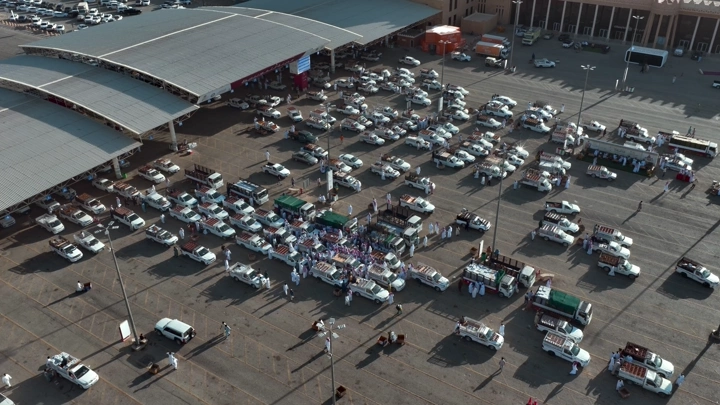 سوق التمور في بريدة بالقصيم، لقطة جوية نهارية.