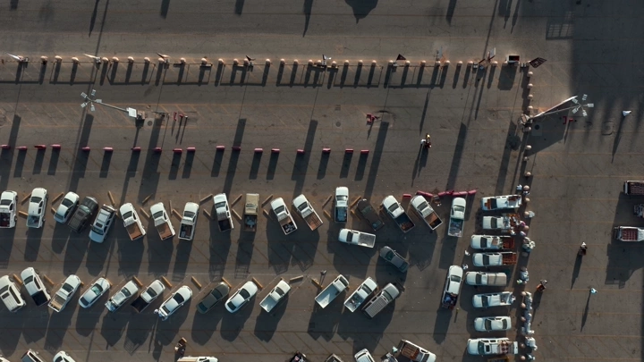 سيارات مصطفة في سوق التمور ببريدة، لقطة جوية.