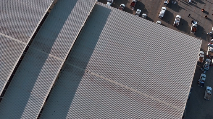 سوق تمور بريدة في القصيم، لقطة جوية للمباني والسيارات.