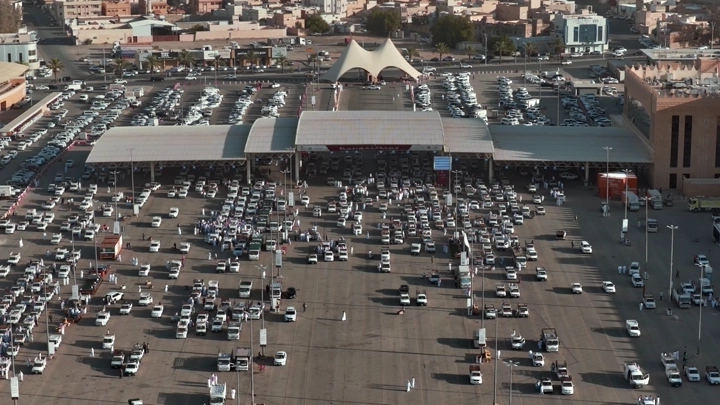 سوق تمور مزدحم في بريدة، تصوير جوي نهاري.