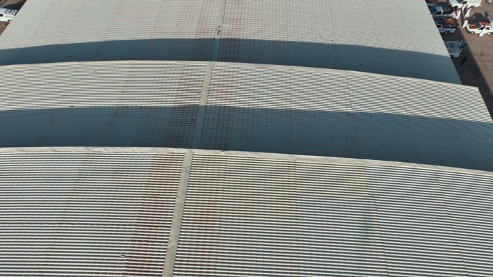 سقف مستودع في مدينة التمور ببريدة، لقطة جوية.