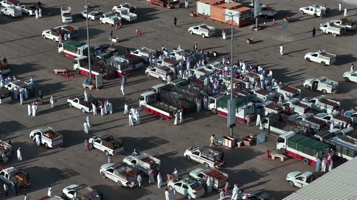 سوق التمور في بريدة بالقصيم، لقطة جوية نهارية.