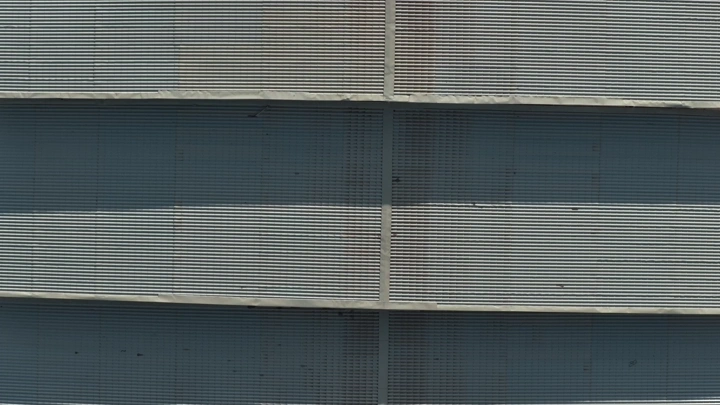 واجهة مبنى في مدينة التمور ببريدة، لقطة قريبة.