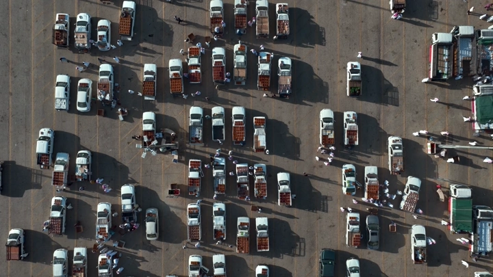 سوق تمور مزدحم في بريدة، تصوير جوي.