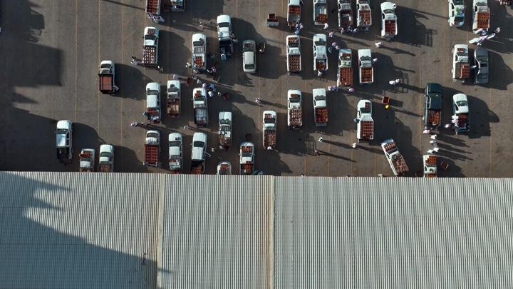 سوق تمور مزدحم في بريدة، تصوير جوي.