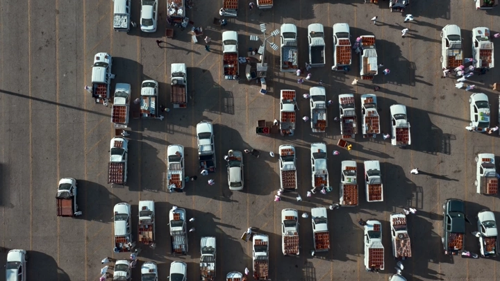 سوق التمر في القصيم من الأعلى، لقطة جوية.