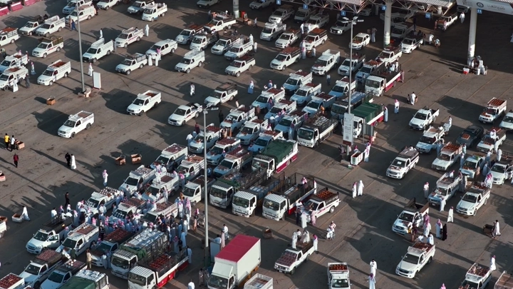 سوق التمور في بريدة بالقصيم، لقطة جوية نهارية.