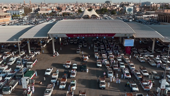 سوق تمور مزدحم في بريدة، لقطة جوية نهارية.