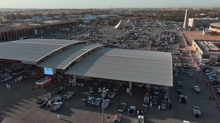 مهرجان التمور في بريدة القصيم خلال النهار، لقطة جوية.