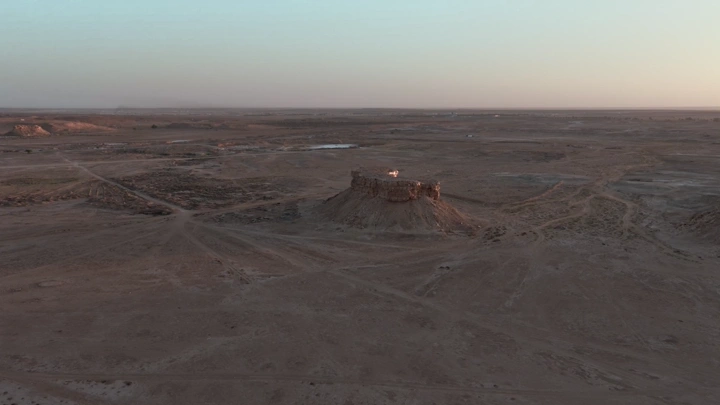 هضبة في القصيم عند الغروب، لقطة جوية.