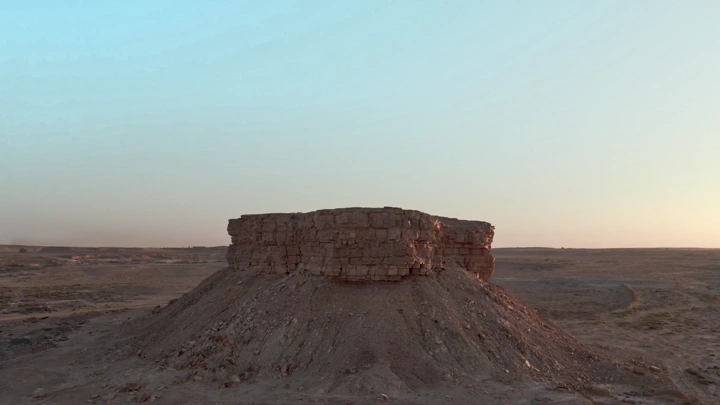 هضبة في القصيم عند الغروب، لقطة جوية.