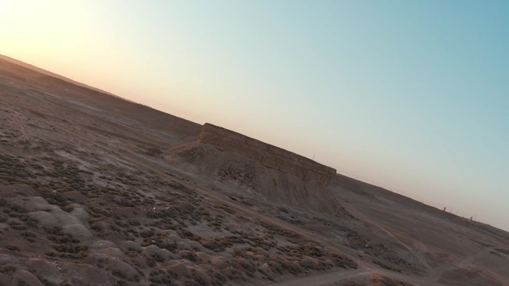 هضبة في القصيم عند الغروب، لقطة جوية.