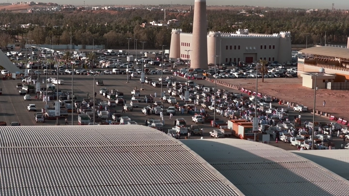 مهرجان التمور في القصيم، لقطة جوية تظهر السوق والناس والسيارات.