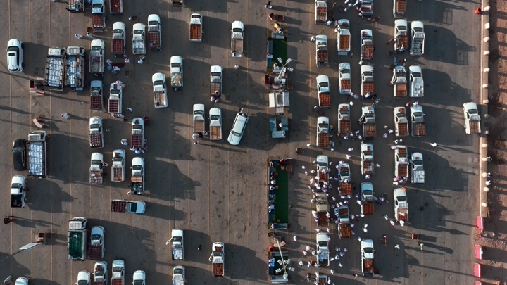 سوق تمور مزدحم في بريدة، القصيم، لقطة جوية.