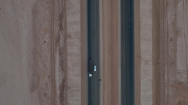 طريق سريع في الصحراء، لقطة جوية عمودية.