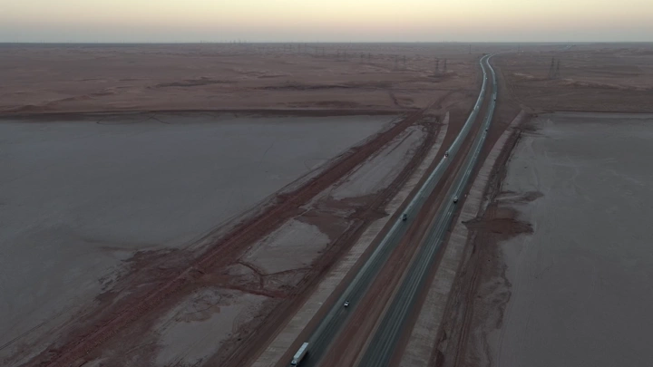 طريق في سبخة غويمض عند الغروب، لقطة جوية.