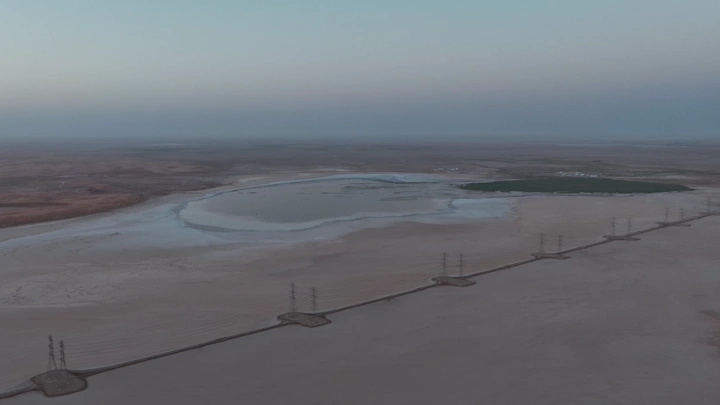 منظر جوي لسبخة غويمض على طريق القصيم، لقطة درون.