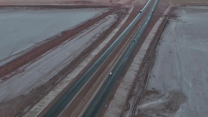 طريق سريع في سبخة غويمض على طريق القصيم، لقطة جوية.