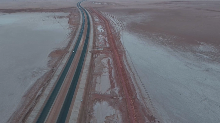طريق في سبخة غويمض على طريق القصيم، لقطة جوية.