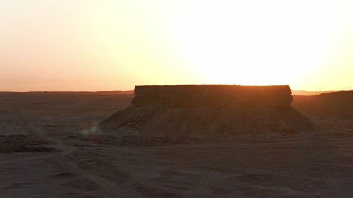 هضبة في القصيم عند غروب الشمس، لقطة جوية.