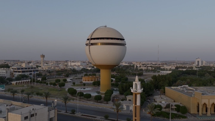 برج مياه بريدة في القصيم، لقطة جوية عند الغروب.