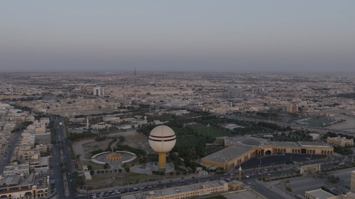 برج مياه بريدة في القصيم عند الغروب، لقطة جوية.