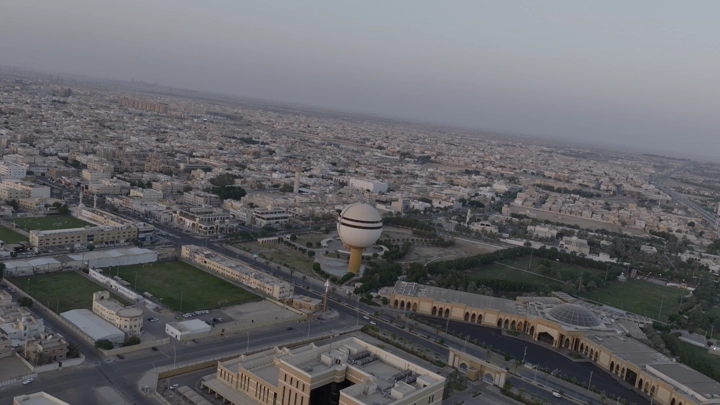 برج مياه بريدة في القصيم، لقطة جوية للمدينة عند الغروب.