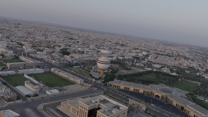 برج مياه بريدة في القصيم، لقطة جوية للمدينة.