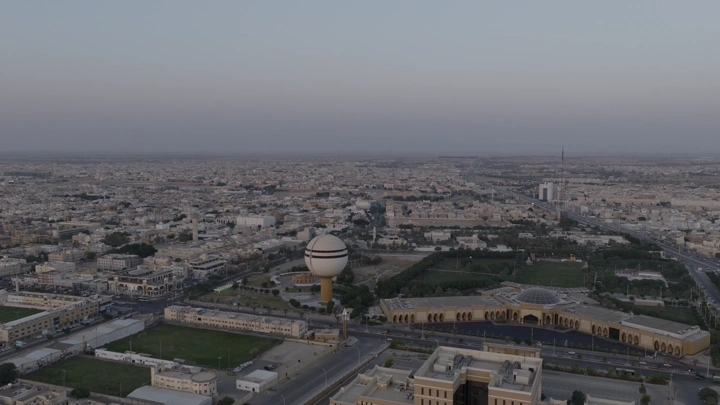 برج مياه بريدة في القصيم عند الغروب، لقطة جوية.