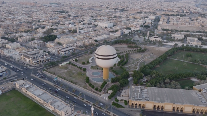 برج مياه بريدة في القصيم، لقطة جوية نهارية.