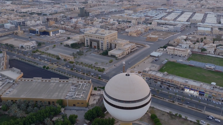 برج مياه بريدة في القصيم، لقطة جوية للمدينة.