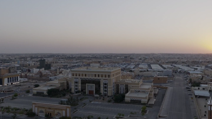 مدينة القصيم عند الغروب، لقطة جوية.