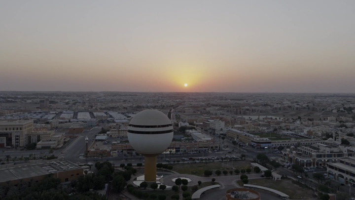 برج مياه بريدة عند غروب الشمس، لقطة جوية.