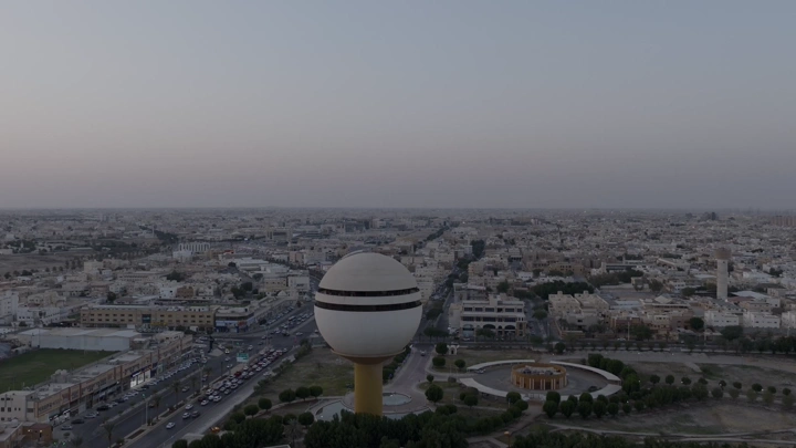 برج مياه بريدة في القصيم، لقطة جوية عند الغروب.